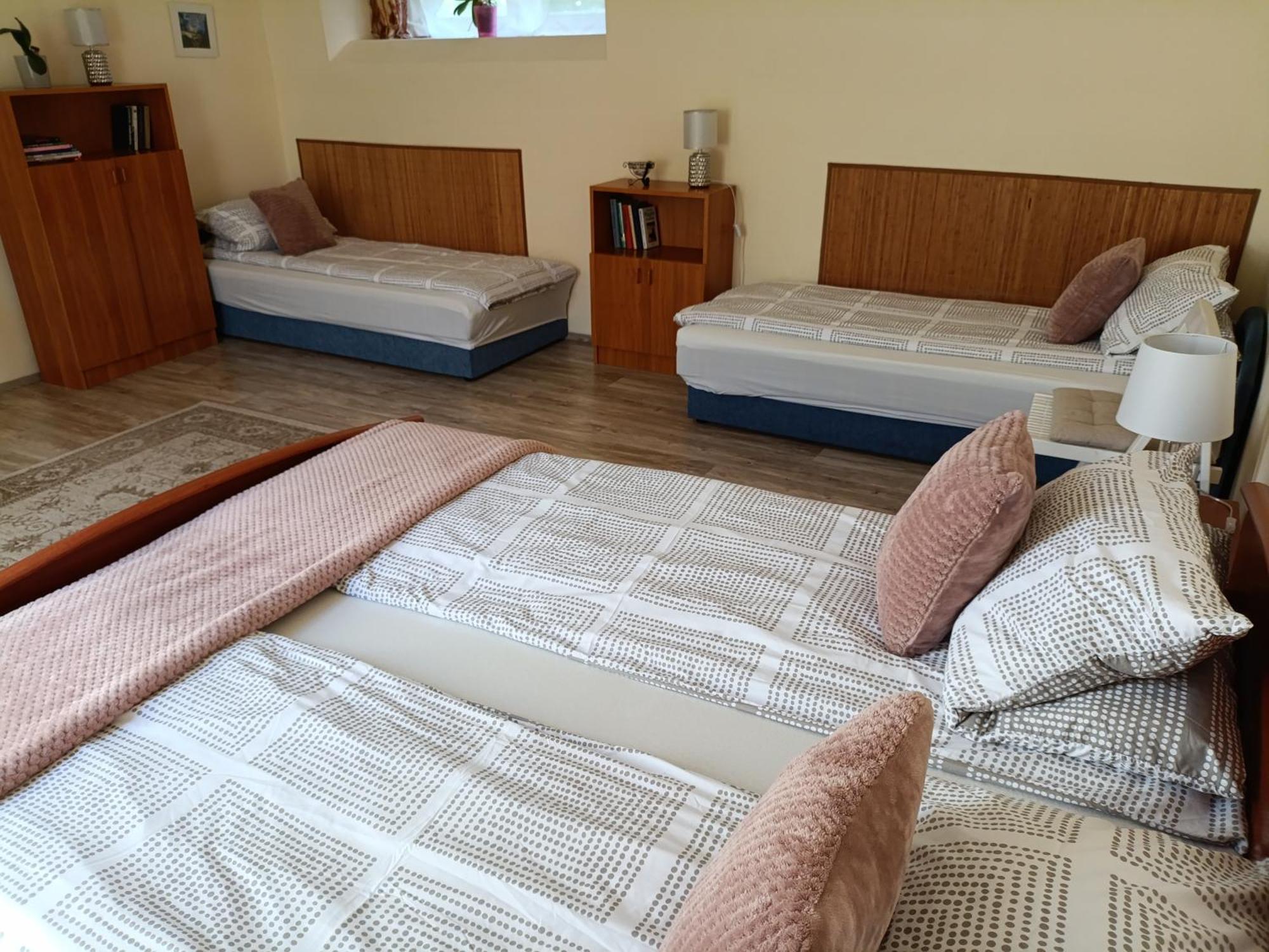 Cehmesterek Apartman 埃格尔 外观 照片